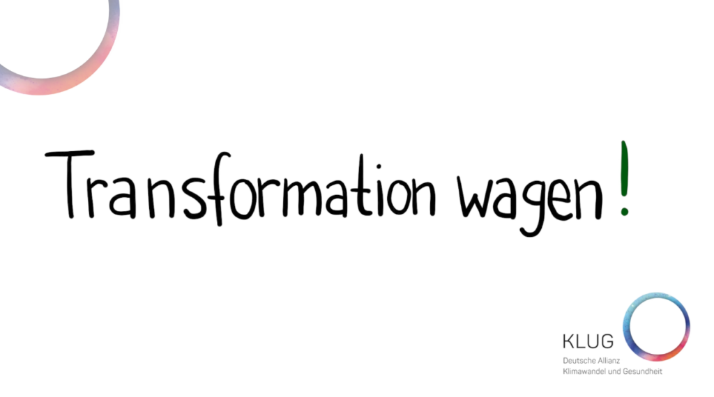 Folie mit den Worten "Transformation wagen!" darauf. Unten rechts ist das KLUG-Logo abgebildet.